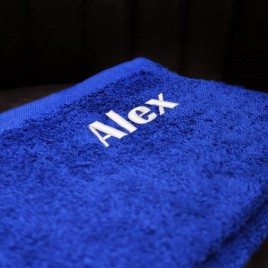 Ręcznik sportowy z wyszytym nazwy - niebieski